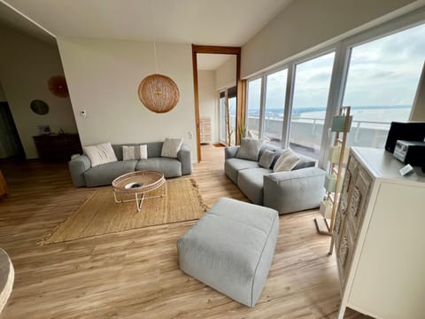 TV and multimedia, View (from property/room), Balcony/Terrace, Living room, Seating area