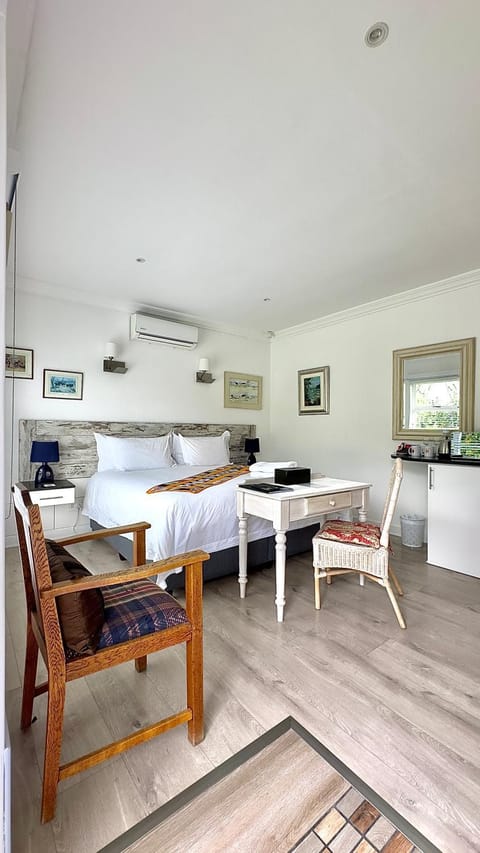 Bed, Seating area, Bedroom, air conditioner