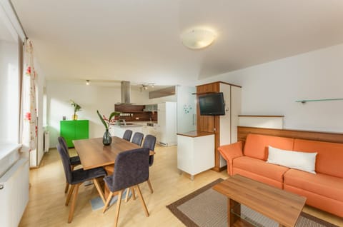 Communal lounge/ TV room, TV and multimedia, Kitchen or kitchenette, Living room, Seating area, Dining area, Evening entertainment