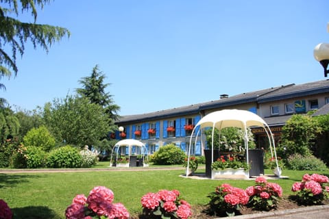 Facade/entrance, Garden, Balcony/Terrace