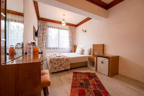 Bed, Photo of the whole room, Seating area