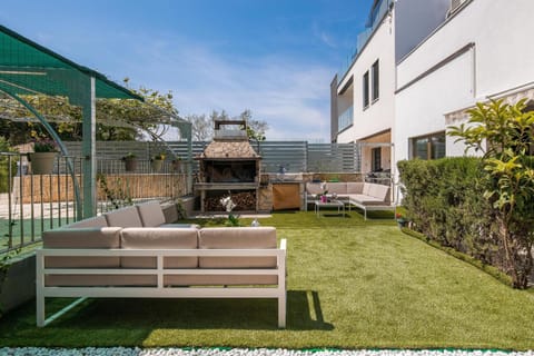 Property building, BBQ facilities, Balcony/Terrace