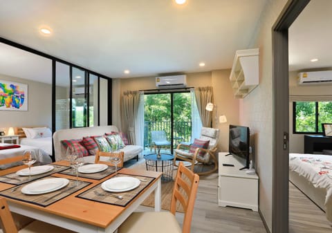 Living room, Photo of the whole room, Seating area, Dining area