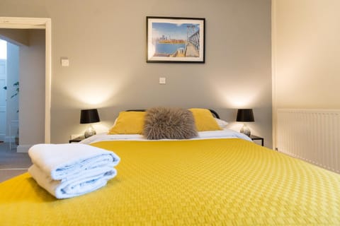 The Ella Fitzgerald - Modern 2 Bedroom Apartment, super close to City Centre Apartment in Cardiff