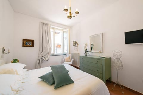 Bed, TV and multimedia, Photo of the whole room, Bedroom