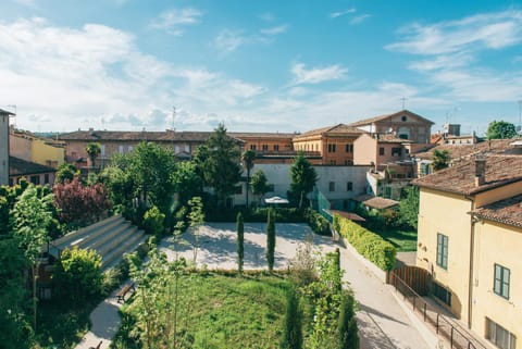 Neighbourhood, Garden view