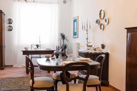 Restaurant/places to eat, Dining area