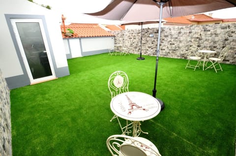 Property building, Patio, Day, Garden, Balcony/Terrace, Garden view