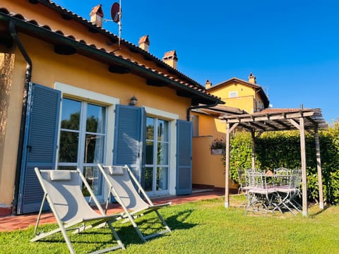 Property building, Patio, Day, Garden, Garden view, sunbed