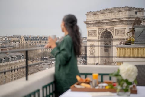 People, View (from property/room), Balcony/Terrace, Food and drinks, City view, Landmark view