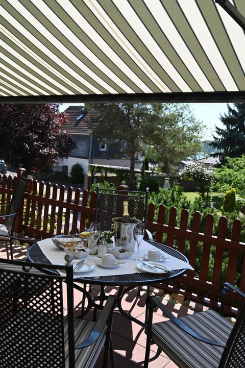 Restaurant/places to eat, Balcony/Terrace, Garden view, River view