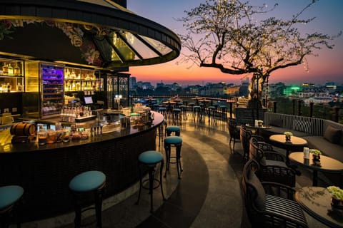 Restaurant/places to eat, Restaurant/places to eat, Night, Natural landscape, Nightclub / DJ, View (from property/room), Balcony/Terrace, Lounge or bar, Food and drinks, Banquet/Function facilities, Decorative detail, Evening entertainment, City view, Lake view, Landmark view, River view, Street view, Sunrise, Sunset