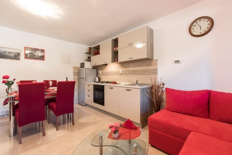Kitchen or kitchenette, Living room, Seating area, Dining area