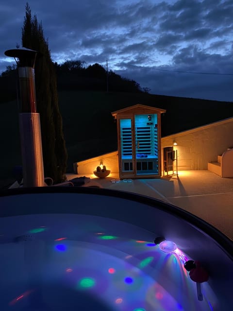 Hot Tub, Sauna