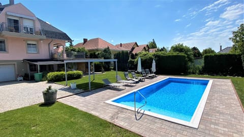 Property building, Day, Garden, Garden view, Pool view, Swimming pool, sunbed