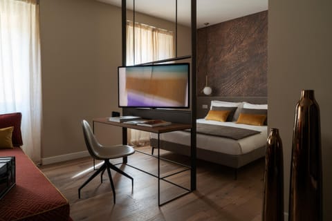 Bed, TV and multimedia, Photo of the whole room, Bedroom