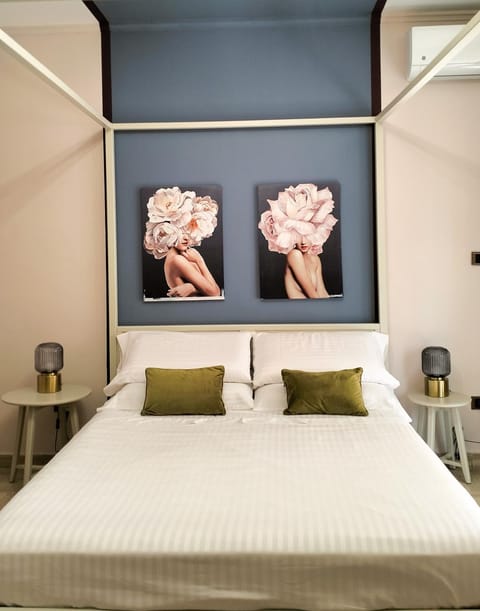 Bed, Photo of the whole room, Decorative detail, Bedroom