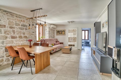 Communal lounge/ TV room, TV and multimedia, Living room, Seating area, Dining area, Evening entertainment