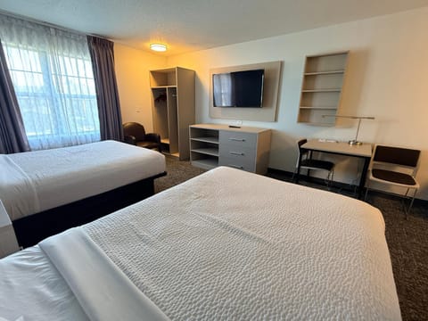 Communal lounge/ TV room, Bed, TV and multimedia, Photo of the whole room, Evening entertainment, Bedroom, hair dresser