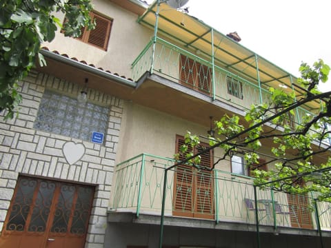 Property building, Staff, Communal lounge/ TV room, Facade/entrance, People, BBQ facilities, Garden, Balcony/Terrace, Banquet/Function facilities, Decorative detail, Communal kitchen, Guests, City view, Garden view, Landmark view, Street view, Drinks, Alcoholic drinks, Non alcoholic drinks, group of guests, Family
