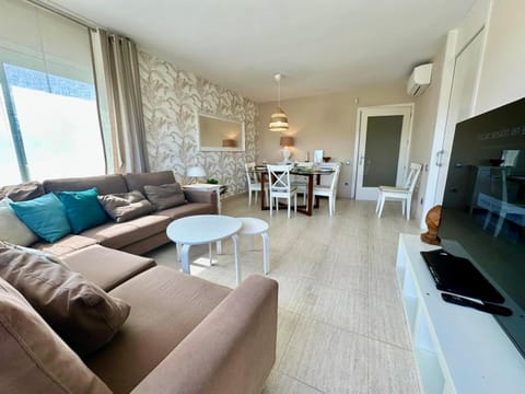 Communal lounge/ TV room, TV and multimedia, Living room, Dining area