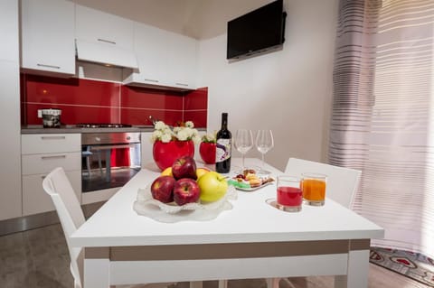 Kitchen or kitchenette, Food and drinks, Dining area, Drinks