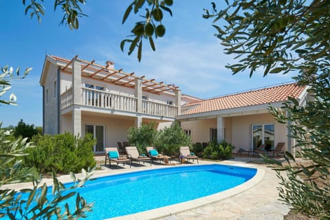 Property building, Garden, Balcony/Terrace, Swimming pool, Swimming pool