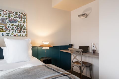 Bed, Photo of the whole room, Seating area, Bedroom