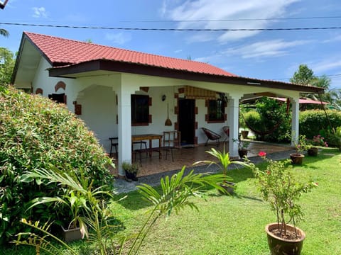 Property building, Patio, Facade/entrance, Garden