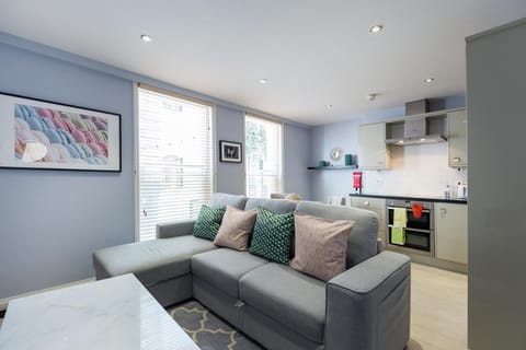 Kitchen or kitchenette, Living room, Seating area, internet, stove