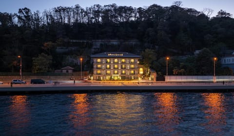 Nearby landmark, Night, Natural landscape, Location, Parking