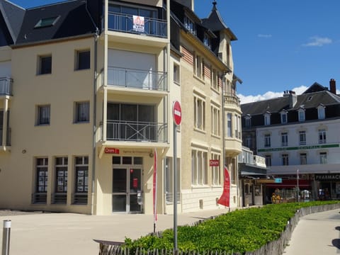 Staff, People, Guests, group of guests, Family