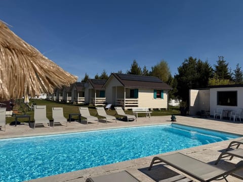 Property building, Day, Pool view, Swimming pool, sunbed