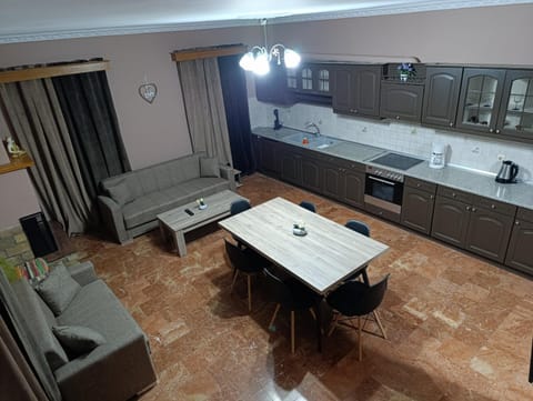 Kitchen or kitchenette, Living room, Seating area, Dining area