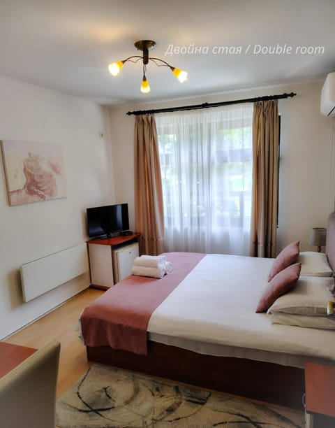 Bed, TV and multimedia, Photo of the whole room