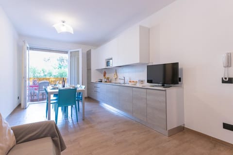 TV and multimedia, Kitchen or kitchenette, Living room, Dining area, dishwasher, minibar, stove