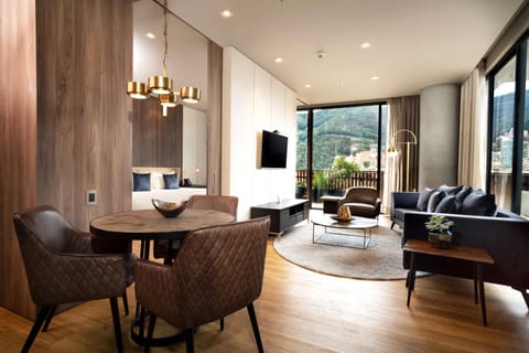 Communal lounge/ TV room, Bed, TV and multimedia, Balcony/Terrace, Kitchen or kitchenette, Living room, Seating area, Dining area, Bedroom, Mountain view, Sunrise, Sunset, safe, washing machine, kitchen