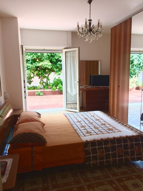 Bed, Photo of the whole room, Bedroom, Garden view