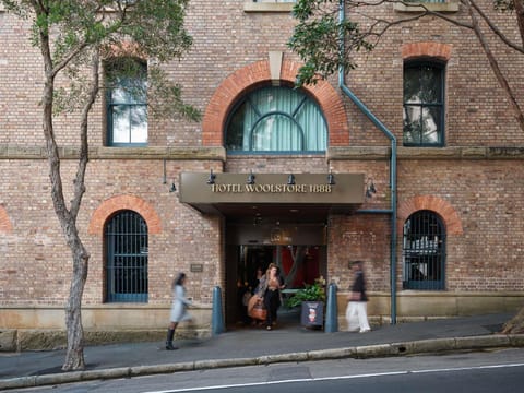 Facade/entrance