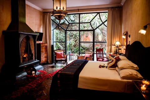 Bed, TV and multimedia, Photo of the whole room, Seating area, Bedroom