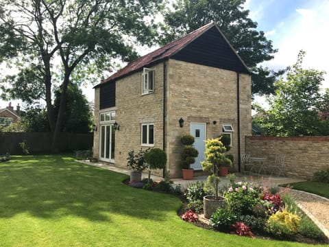 Property building, Patio, Day, Garden