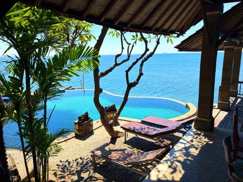 Swimming pool, sunbed