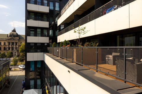 White Marble in Black Pearl Chic City Centre Apartment in Szczecin