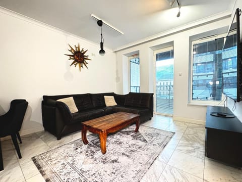 White Marble in Black Pearl Chic City Centre Apartment in Szczecin