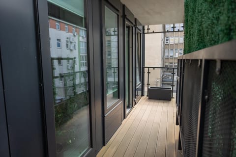 White Marble in Black Pearl Chic City Centre Apartment in Szczecin