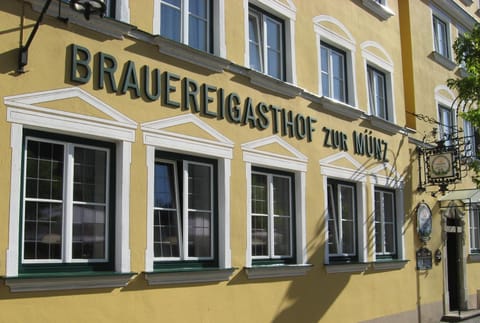 Restaurant/places to eat, Facade/entrance, Logo/Certificate/Sign, City view, Street view