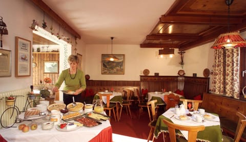 Restaurant/places to eat, Buffet breakfast