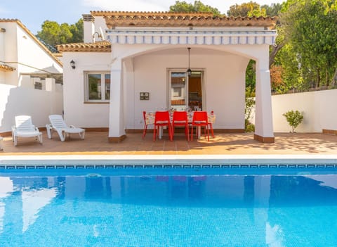 Property building, Patio, Swimming pool, Swimming pool