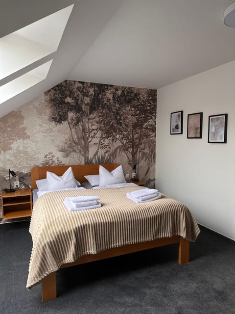 Bed, Photo of the whole room, Bedroom, towels