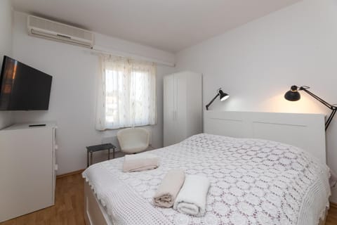 Bed, Photo of the whole room, Bedroom, air conditioner